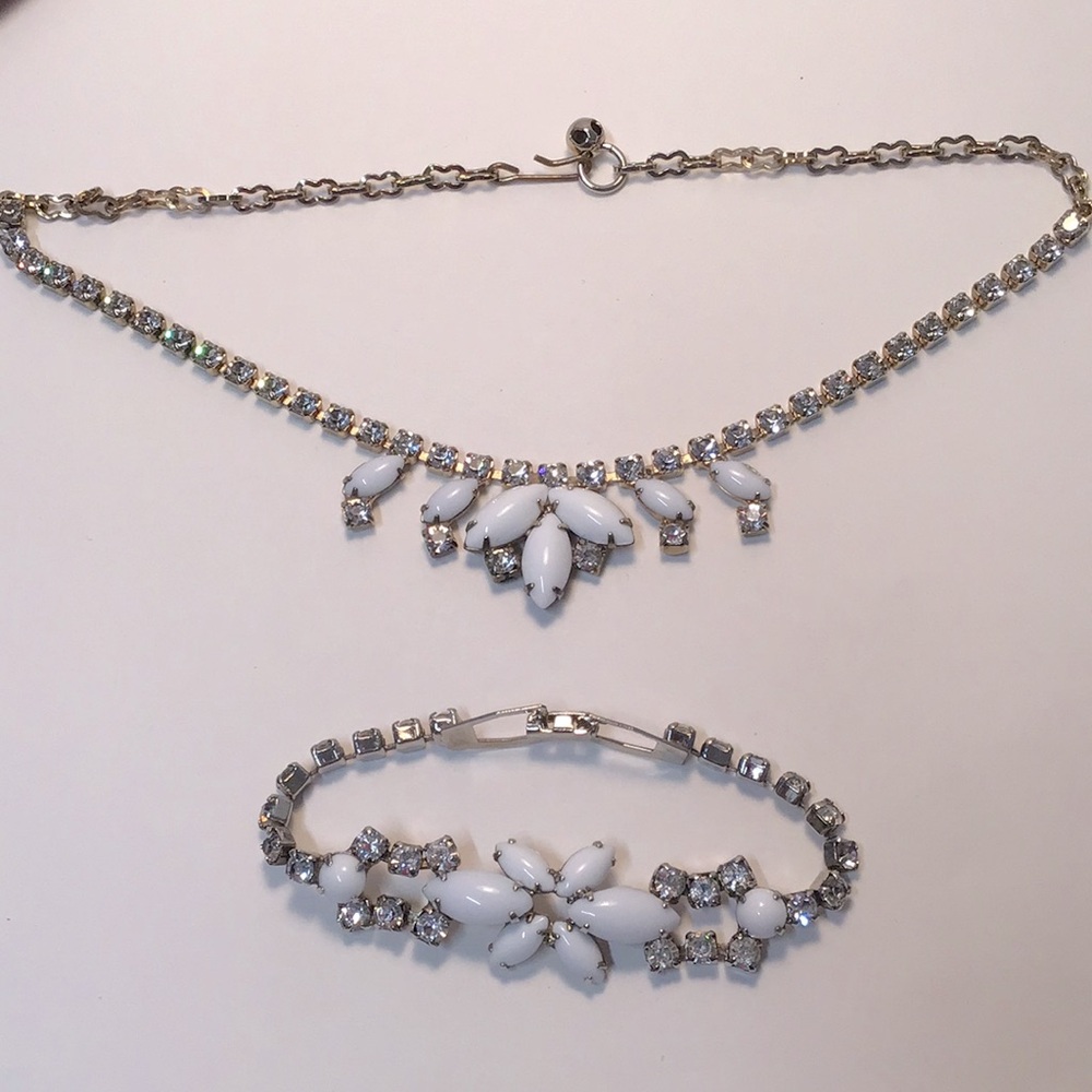 Elegant vintage collectible White milk-glass Jewelry Set bracelet & necklace